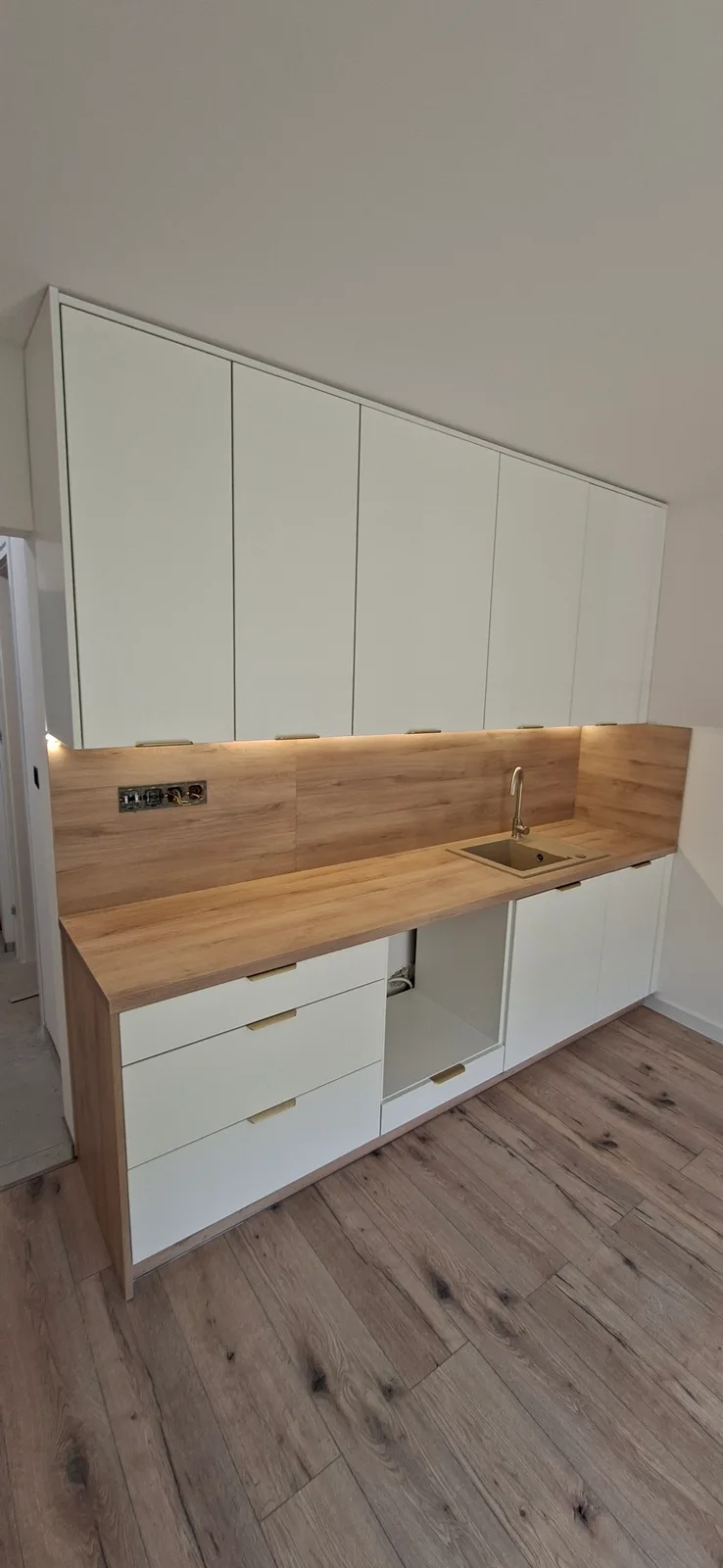 Kuchnia biała z dębowym blatem, mebel na wymiar wykonany przez DOMA