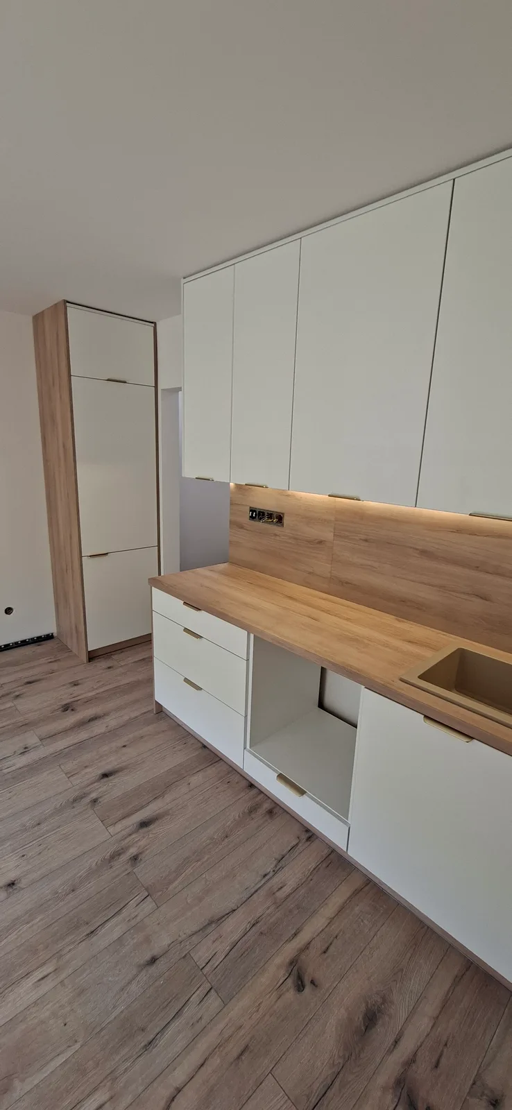 Kuchnia biała z dębowym blatem, zdjęcie 3