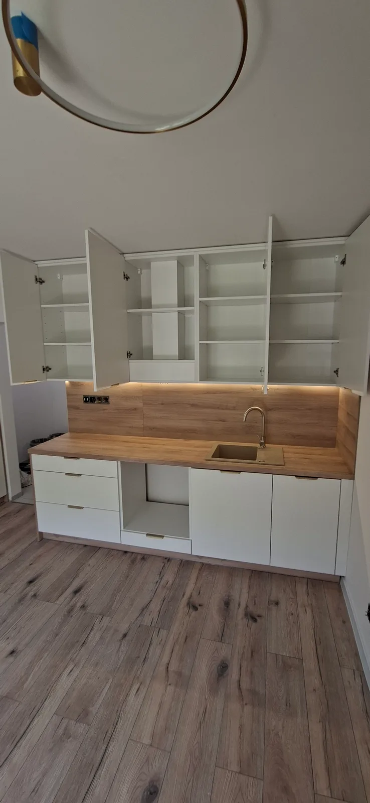 Kuchnia biała z dębowym blatem, zdjęcie 5