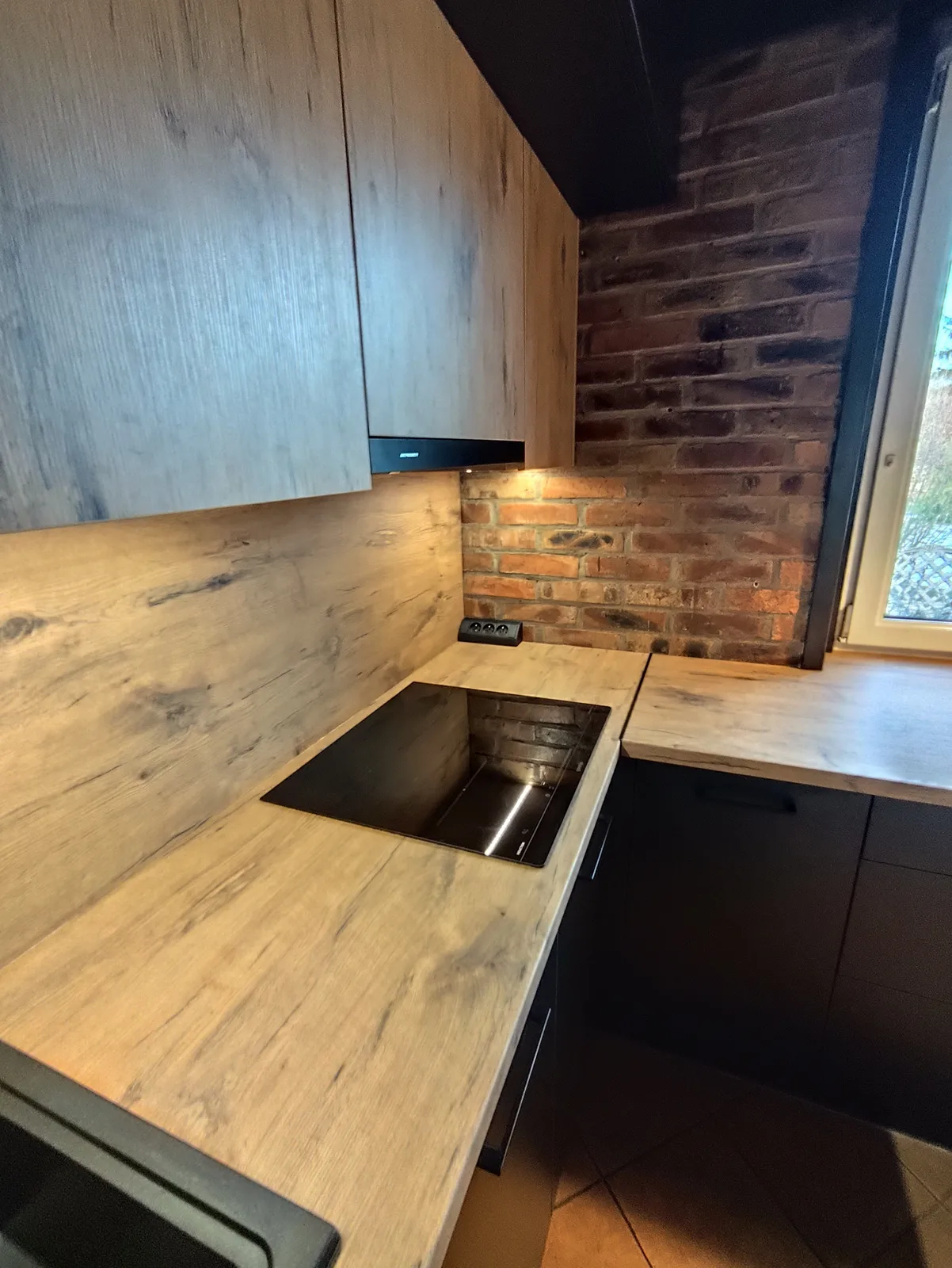 Kuchnia czarna z dębem, loft, zdjęcie 2